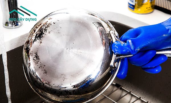 cach-lam-sach-xoong-noi-bang-baking-soda