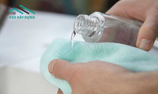 cach-loai-bo-bang-dinh-tren-mat-go-bang-con