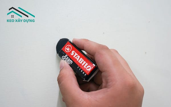 dung-cuc-tay-de-loai-bo-bang-dinh-tren-mat-go