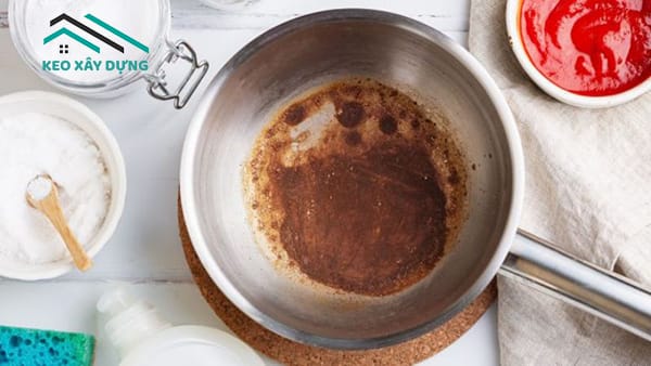 lam-sach-vet-o-tren-xoong-noi-bang-baking-soda