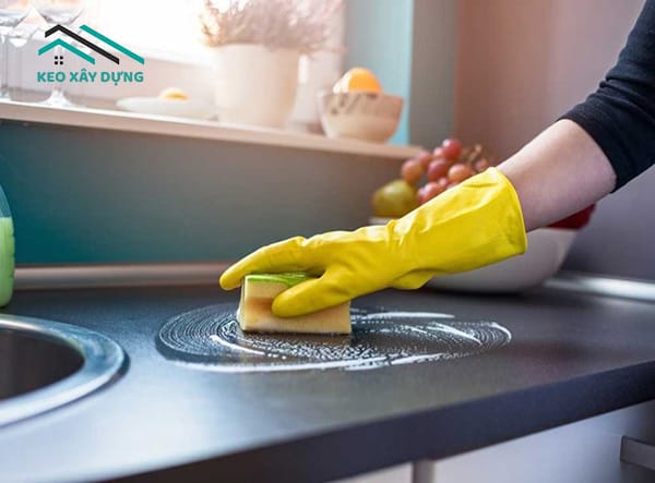 su-dung-baking-soda-tay-dau-mo-tren-bep-ga