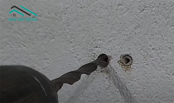 cach-bit-lo-khoan-tren-tuong-bang-phan