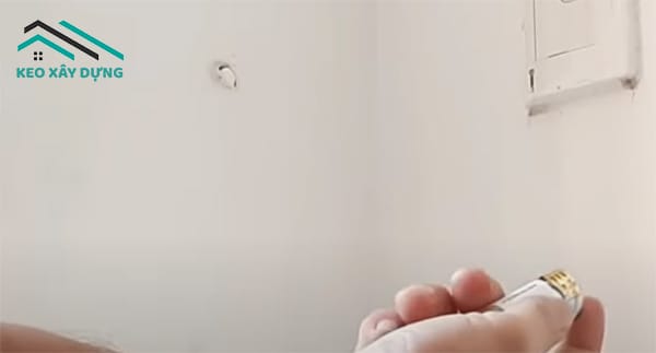 cach-tram-lo-tren-tuong-bang-but-mau