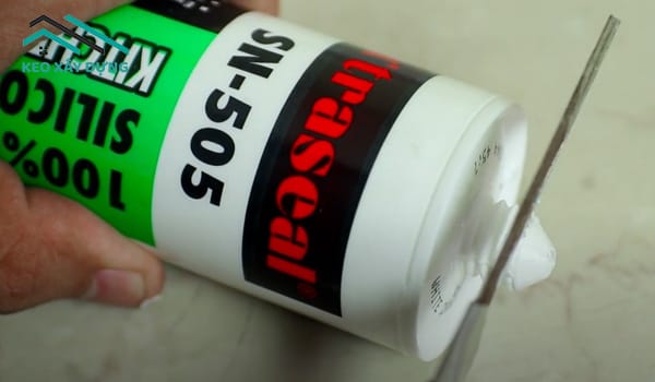 cach-dan-chan-bon-cau-bang-keo-silicon