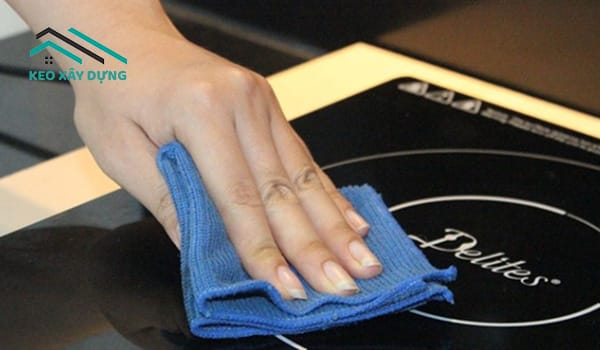 cach-dan-mat-kinh-bep-tu-bi-nut-bang-keo-silicon