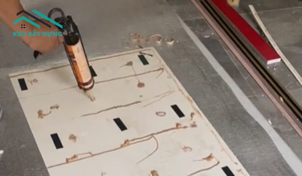 dung-keo-xbond-de-dan-tam-nhua-pvc-len-tuong