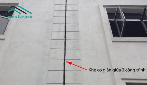 khe-lien-ke-giua-2-nha-bi-tham-nuoc