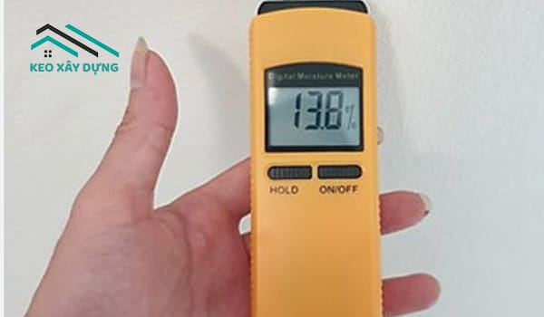 kiem-tra-do-am-tuong-bang-may