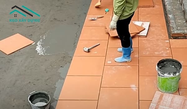 ky-thuat-lat-gach-chong-tham-san-thuong