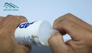 lay-phan-keo-silicone-bi-dong-cung-ra-khoi-chai