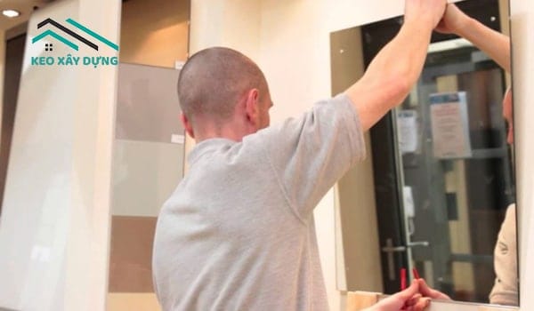 op-guong-vao-vi-tri-can-dan-va-giu-chat