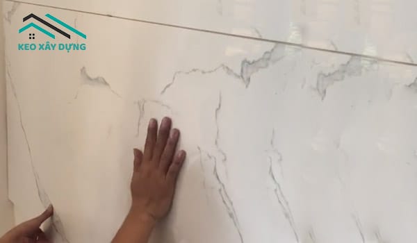 op-tam-nhua-gia-da-len-tuong