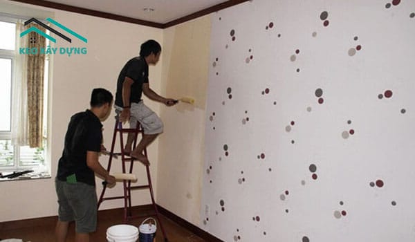 xu-ly-tuong-nha-bi-moc-bang-cach-dan-tuong