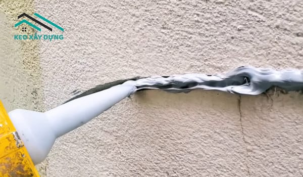 xu-ly-tuong-nha-bi-nut-bang-keo-silicone-as-55