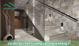 co-nen-op-chan-tuong-cau-thang-hay-khong