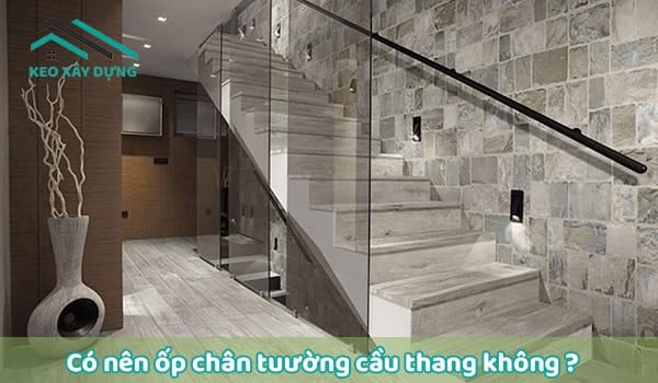 co-nen-op-chan-tuong-cau-thang-hay-khong