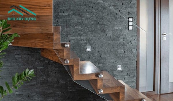 op-chan-tuong-cau-thang-giup-che-khuyet-diem