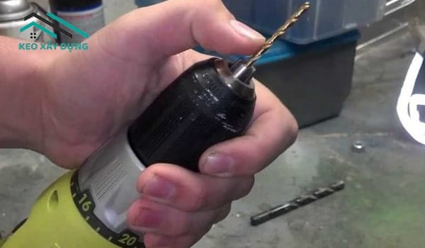 b1-khoan-lo-nho-tren-gach