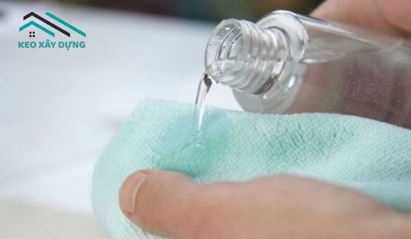 cach-tay-trang-do-nhua-bi-o-vang