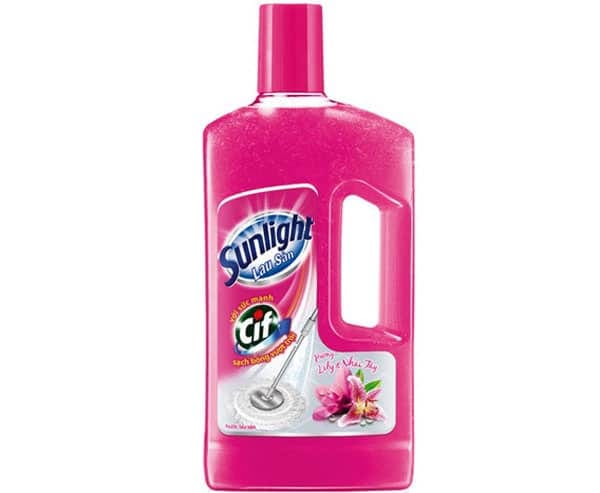 dung-nuoc-lau-san-tay-vet-o-vang