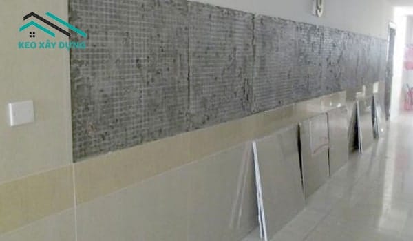 gach-op-tuong-bi-roi-do-dau