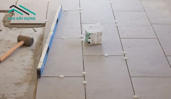 khoang-cach-gach-lat-nen