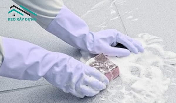 lam-sach-nen-gach-nham-bang-dung-dich