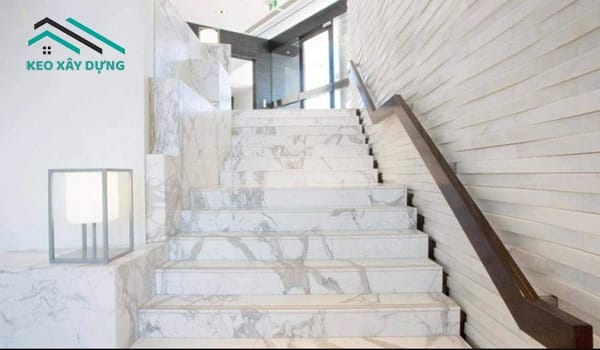 op-chan-tuong-cau-thang-chim-hay-noi