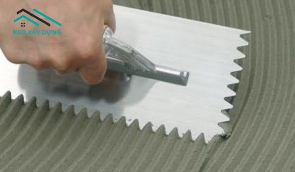 su-dung-bay-rang-cua-de-op-lat-tuong-ngoai-troi