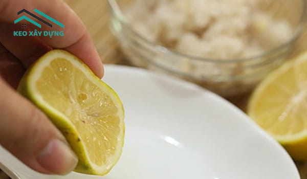 tay-vet-moc-o-vang-tren-nhua-bang-chanh