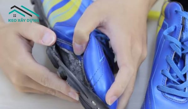 dung-keo-silicon-de-dan-giay