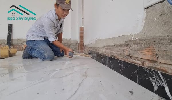 op-gach-chan-tuong-lam-tang-chi-phi-thi-cong